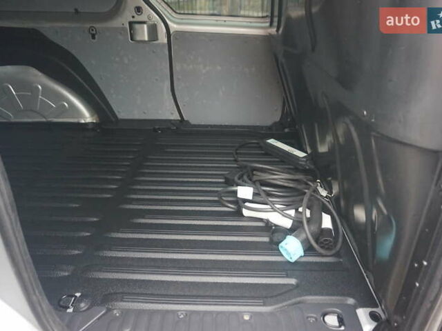 Сірий Рено Кєнгу, об'ємом двигуна 0 л та пробігом 79 тис. км за 11111 $, фото 45 на Automoto.ua