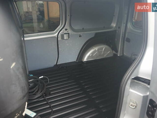 Сірий Рено Кєнгу, об'ємом двигуна 0 л та пробігом 79 тис. км за 11111 $, фото 52 на Automoto.ua