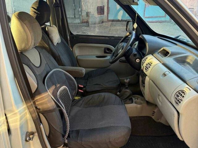 Серый Рено Кенгу, объемом двигателя 1.4 л и пробегом 402 тыс. км за 4164 $, фото 6 на Automoto.ua