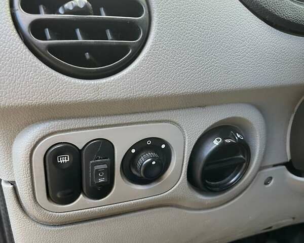 Рено Кєнгу 2005 у Чернівцях на Automoto.ua Синій Рено Кєнгу, об'ємом двигуна 1.5 л та пробігом 356 тис. км за 2500 $, фото 10 на Automoto.ua