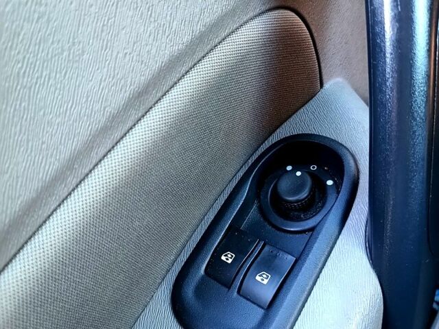 Синий Рено Кенгу, объемом двигателя 1.6 л и пробегом 0 тыс. км за 6800 $, фото 8 на Automoto.ua