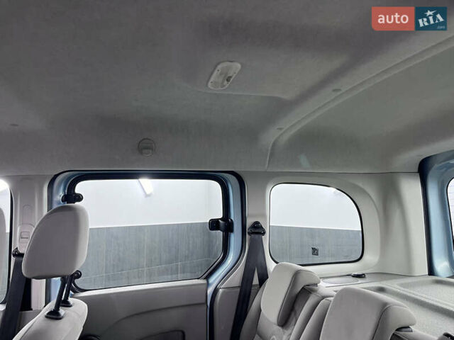 Синий Рено Кенгу, объемом двигателя 1.6 л и пробегом 160 тыс. км за 7500 $, фото 62 на Automoto.ua