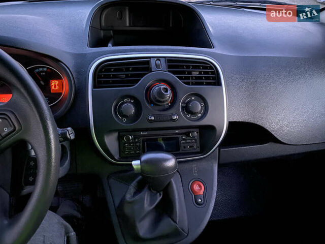 Синий Рено Кенгу, объемом двигателя 0 л и пробегом 39 тыс. км за 6700 $, фото 31 на Automoto.ua