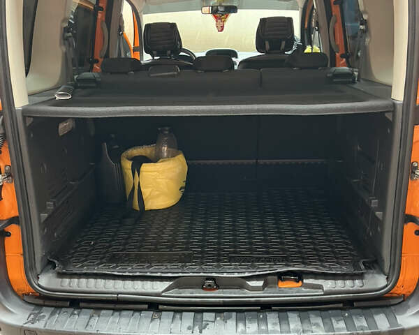 Оранжевый Рено Кенгу, объемом двигателя 1.5 л и пробегом 230 тыс. км за 11000 $, фото 18 на Automoto.ua