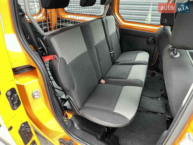 Оранжевый Рено Кенгу, объемом двигателя 1.5 л и пробегом 300 тыс. км за 10800 $, фото 31 на Automoto.ua