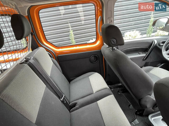 Оранжевый Рено Кенгу, объемом двигателя 1.5 л и пробегом 300 тыс. км за 10800 $, фото 30 на Automoto.ua
