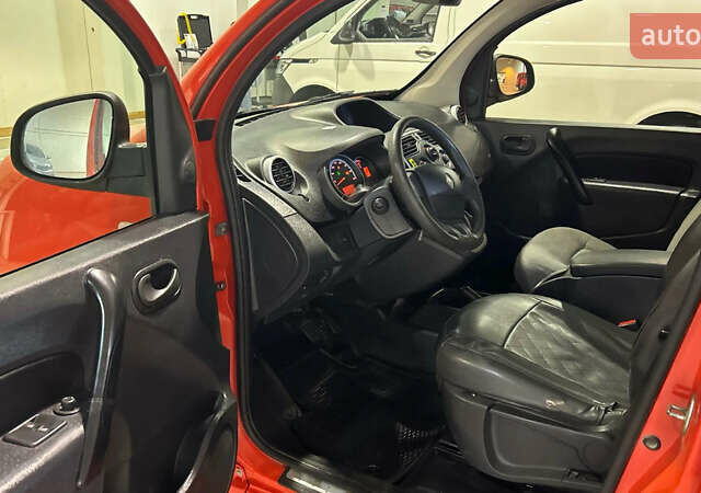 Оранжевый Рено Кенгу, объемом двигателя 0 л и пробегом 30 тыс. км за 10700 $, фото 4 на Automoto.ua