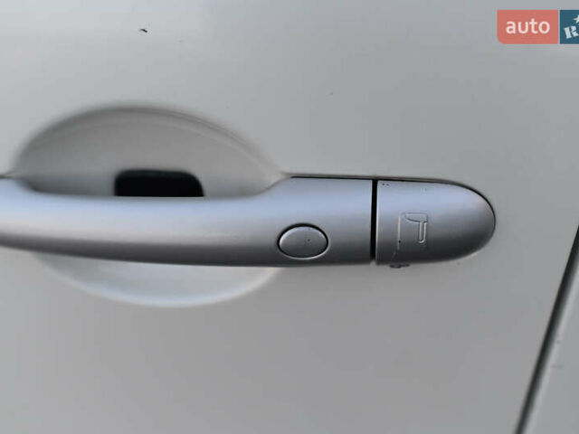 Белый Рено Колеос, объемом двигателя 2 л и пробегом 202 тыс. км за 10300 $, фото 43 на Automoto.ua