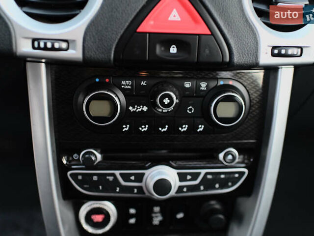 Белый Рено Колеос, объемом двигателя 2 л и пробегом 202 тыс. км за 10300 $, фото 30 на Automoto.ua