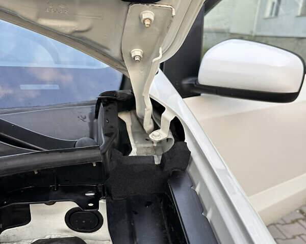 Белый Рено Колеос, объемом двигателя 2 л и пробегом 169 тыс. км за 9700 $, фото 39 на Automoto.ua