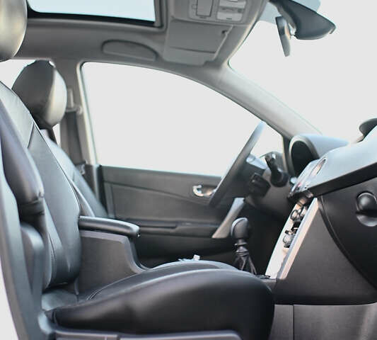 Белый Рено Колеос, объемом двигателя 2 л и пробегом 202 тыс. км за 10300 $, фото 45 на Automoto.ua