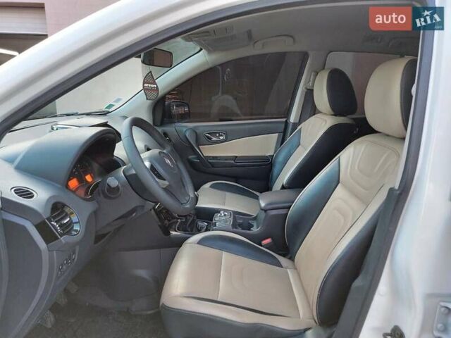 Белый Рено Колеос, объемом двигателя 2 л и пробегом 230 тыс. км за 9600 $, фото 13 на Automoto.ua