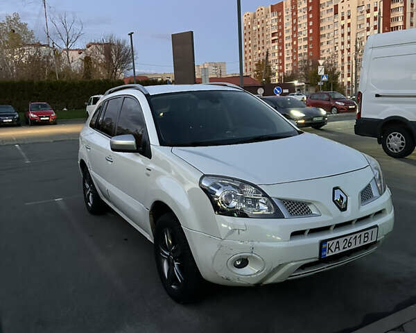 Белый Рено Колеос, объемом двигателя 2.49 л и пробегом 257 тыс. км за 10100 $, фото 4 на Automoto.ua