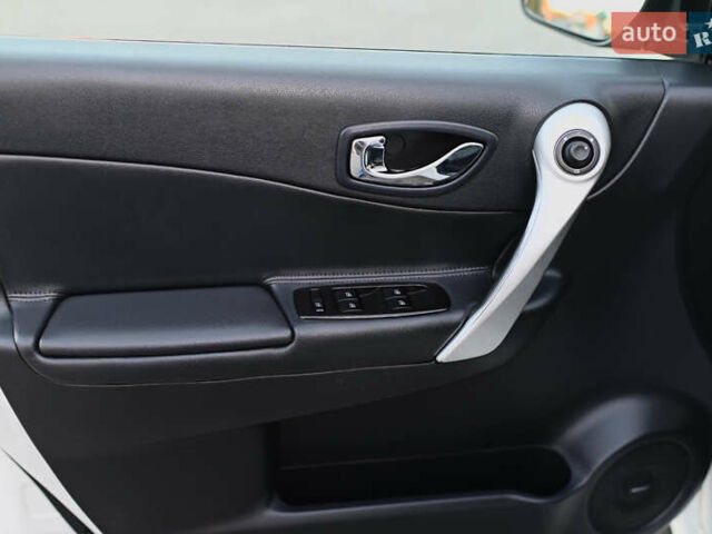 Белый Рено Колеос, объемом двигателя 2 л и пробегом 202 тыс. км за 10300 $, фото 39 на Automoto.ua