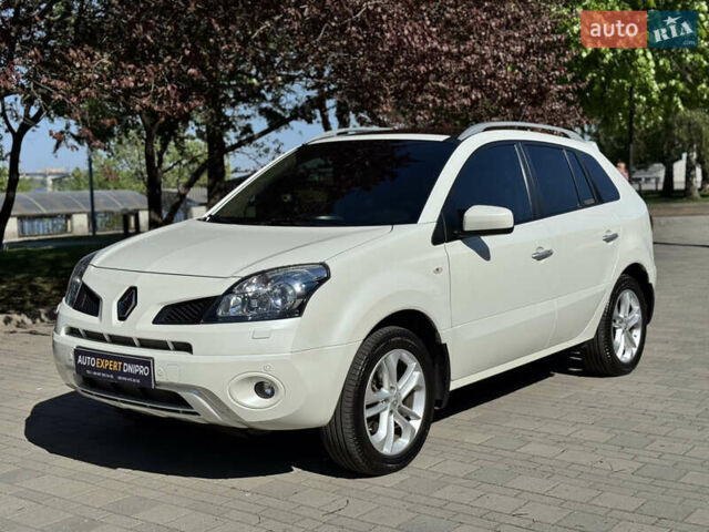 Белый Рено Колеос, объемом двигателя 2.5 л и пробегом 154 тыс. км за 10300 $, фото 1 на Automoto.ua