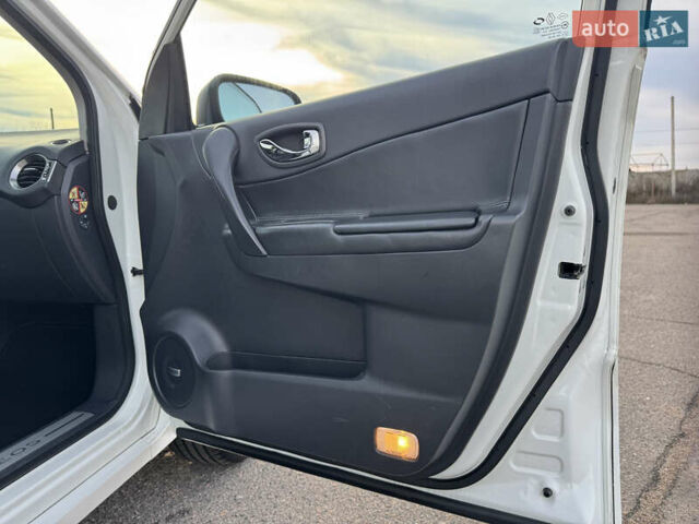 Белый Рено Колеос, объемом двигателя 2 л и пробегом 226 тыс. км за 12500 $, фото 64 на Automoto.ua