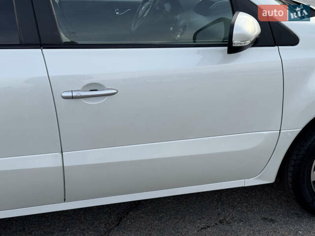 Белый Рено Колеос, объемом двигателя 2 л и пробегом 226 тыс. км за 12500 $, фото 12 на Automoto.ua