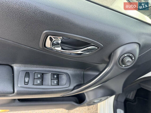 Белый Рено Колеос, объемом двигателя 2 л и пробегом 226 тыс. км за 12500 $, фото 44 на Automoto.ua