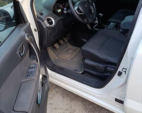 Белый Рено Колеос, объемом двигателя 2 л и пробегом 220 тыс. км за 10900 $, фото 4 на Automoto.ua