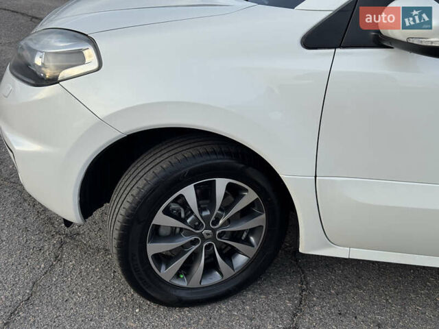 Белый Рено Колеос, объемом двигателя 2 л и пробегом 226 тыс. км за 12500 $, фото 3 на Automoto.ua