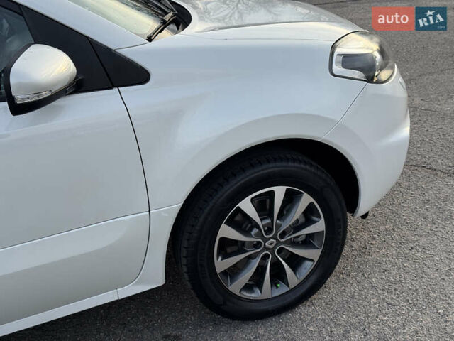 Белый Рено Колеос, объемом двигателя 2 л и пробегом 226 тыс. км за 12500 $, фото 11 на Automoto.ua