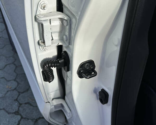 Белый Рено Колеос, объемом двигателя 2 л и пробегом 167 тыс. км за 9700 $, фото 34 на Automoto.ua