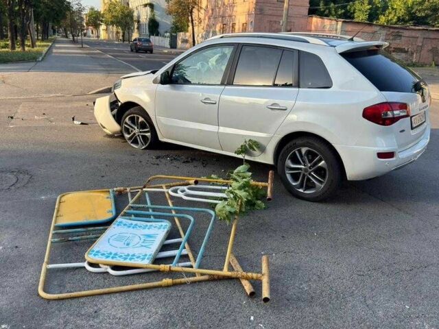 Білий Рено Колеос, об'ємом двигуна 2 л та пробігом 190 тис. км за 6000 $, фото 5 на Automoto.ua