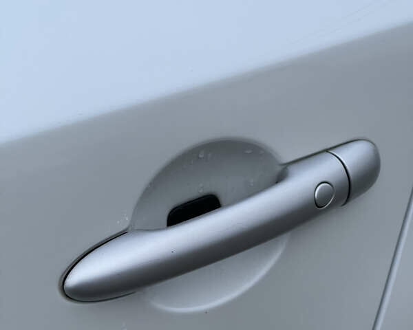 Белый Рено Колеос, объемом двигателя 2 л и пробегом 131 тыс. км за 13800 $, фото 40 на Automoto.ua