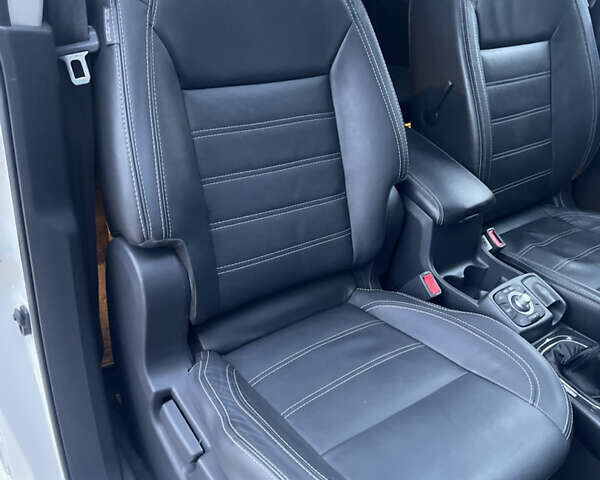 Белый Рено Колеос, объемом двигателя 2 л и пробегом 131 тыс. км за 13800 $, фото 23 на Automoto.ua