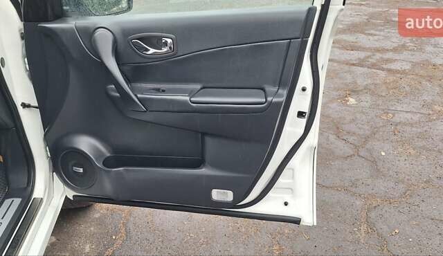 Белый Рено Колеос, объемом двигателя 2 л и пробегом 182 тыс. км за 13300 $, фото 73 на Automoto.ua