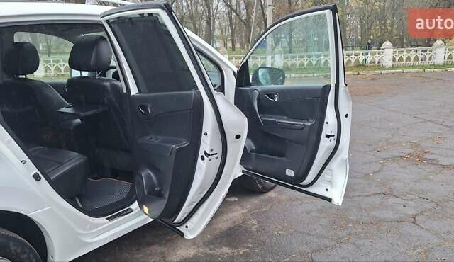 Белый Рено Колеос, объемом двигателя 2 л и пробегом 182 тыс. км за 13300 $, фото 81 на Automoto.ua