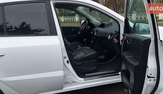 Белый Рено Колеос, объемом двигателя 2 л и пробегом 182 тыс. км за 13300 $, фото 8 на Automoto.ua