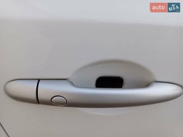 Білий Рено Колеос, об'ємом двигуна 2 л та пробігом 187 тис. км за 11899 $, фото 8 на Automoto.ua