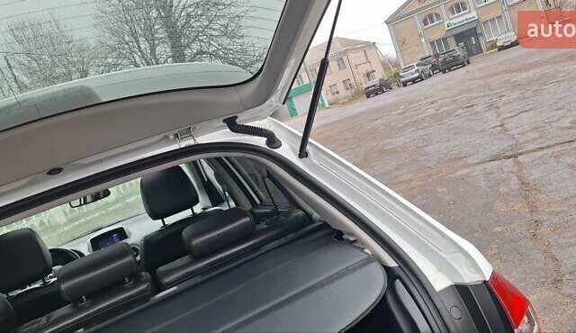 Белый Рено Колеос, объемом двигателя 2 л и пробегом 182 тыс. км за 13300 $, фото 17 на Automoto.ua