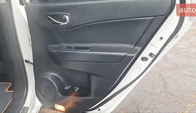 Белый Рено Колеос, объемом двигателя 2 л и пробегом 182 тыс. км за 13300 $, фото 82 на Automoto.ua