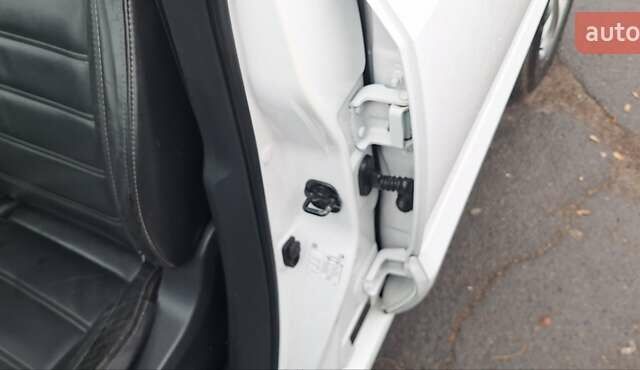 Белый Рено Колеос, объемом двигателя 2 л и пробегом 182 тыс. км за 13300 $, фото 56 на Automoto.ua