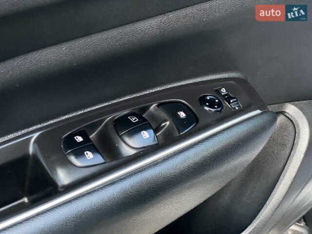 Белый Рено Колеос, объемом двигателя 1.75 л и пробегом 133 тыс. км за 23990 $, фото 40 на Automoto.ua