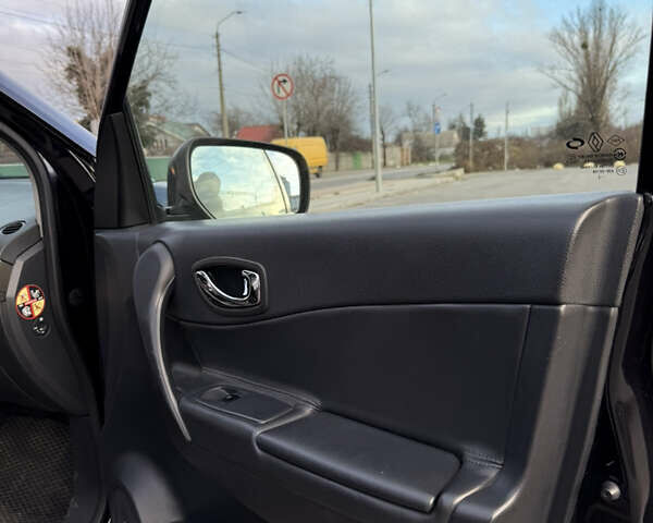 Черный Рено Колеос, объемом двигателя 2 л и пробегом 261 тыс. км за 10500 $, фото 12 на Automoto.ua