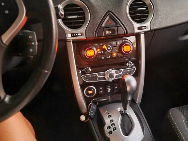 Красный Рено Колеос, объемом двигателя 2.5 л и пробегом 155 тыс. км за 10000 $, фото 2 на Automoto.ua