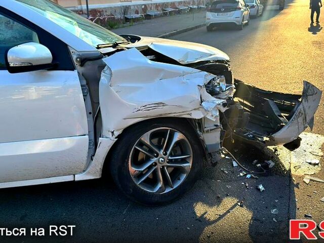 Рено Колеос, объемом двигателя 2 л и пробегом 190 тыс. км за 4700 $, фото 2 на Automoto.ua