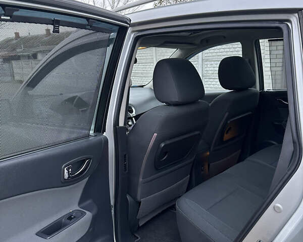 Сірий Рено Колеос, об'ємом двигуна 2 л та пробігом 230 тис. км за 7800 $, фото 13 на Automoto.ua