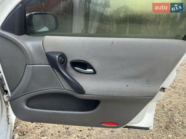 Белый Рено Лагуна, объемом двигателя 1.9 л и пробегом 270 тыс. км за 1999 $, фото 4 на Automoto.ua