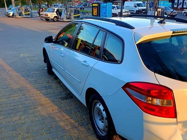 Белый Рено Лагуна, объемом двигателя 1.5 л и пробегом 306 тыс. км за 5800 $, фото 2 на Automoto.ua