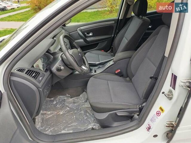 Рено Лагуна 2009 в Харькове на Automoto.ua Белый Рено Лагуна, объемом двигателя 1.46 л и пробегом 197 тыс. км за 5850 $, фото 9 на Automoto.ua