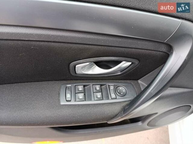 Рено Лагуна 2009 в Харькове на Automoto.ua Белый Рено Лагуна, объемом двигателя 1.46 л и пробегом 197 тыс. км за 5850 $, фото 1 на Automoto.ua