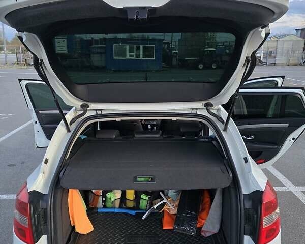 Белый Рено Лагуна, объемом двигателя 2 л и пробегом 280 тыс. км за 6900 $, фото 4 на Automoto.ua