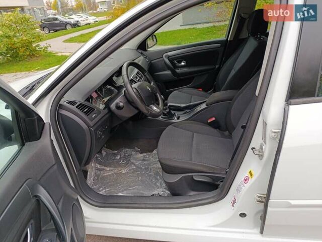 Рено Лагуна 2009 в Харькове на Automoto.ua Белый Рено Лагуна, объемом двигателя 1.46 л и пробегом 197 тыс. км за 5850 $, фото 13 на Automoto.ua