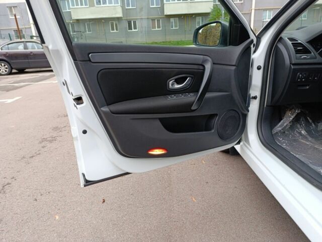 Рено Лагуна 2009 в Харькове на Automoto.ua Белый Рено Лагуна, объемом двигателя 1.5 л и пробегом 197 тыс. км за 5850 $, фото 6 на Automoto.ua