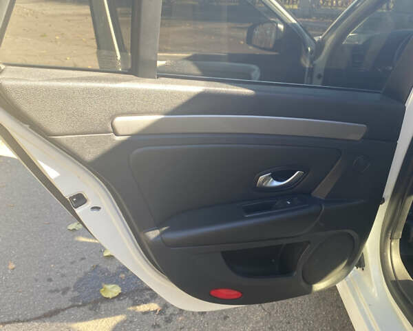 Белый Рено Лагуна, объемом двигателя 1.46 л и пробегом 344 тыс. км за 7300 $, фото 14 на Automoto.ua