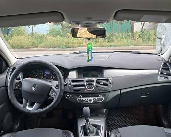 Белый Рено Лагуна, объемом двигателя 1.5 л и пробегом 287 тыс. км за 9000 $, фото 6 на Automoto.ua